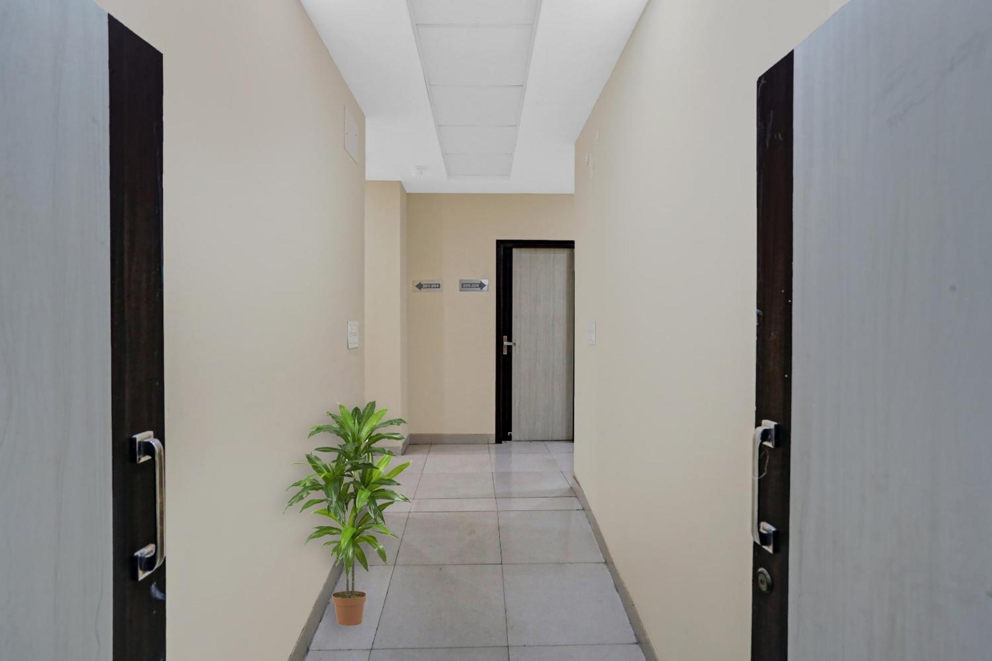 新德里 Collection O Metro View Ashok Vihar Near Shalimar Bagh Metro Station酒店 外观 照片